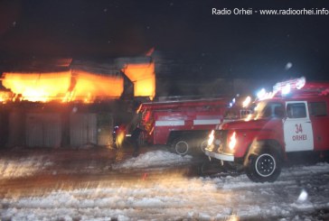 O masină a ars într-un INCENDIU nocturn şi devastator FOTO/VIDEO