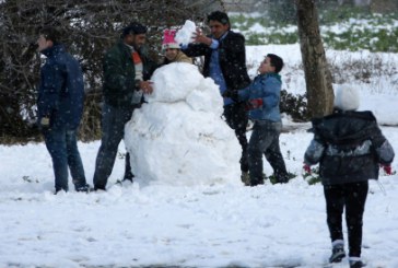 Zăpada a adus un armistiţiu nesperat într-un Damasc distrus de războiul civil. GALERIE FOTO