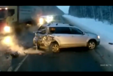 ACCIDENT INCREDIBIL: Un bebeluş scapă după ce este aruncat în mijlocul traficului din maşină VIDEO