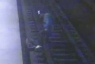 SCENE INCREDIBILE: Femeie, salvată de un tânăr, după ce a căzut pe şinele de metrou VIDEO