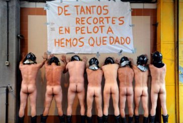 În semn de protest faţă de autorităţi, pompierii din Spania s-au dezbrăcat la pielea goală şi s-au aşezat în faţa sediului lor!