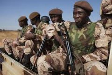 Viaţa bate bancul – soldaţii din Mali se antrenează imitând zgomotul gloanţelor. VIDEO