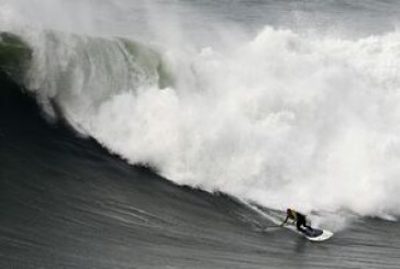 Un surfer american a plutit pe cel mai înalt val din lume. VIDEO