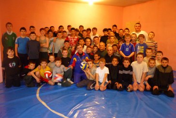 Băietii din Brăviceni  înscriu victorii la lupte greco-romane, cu un nou antrenor – campion şi maestru în sport