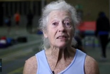 O pensionara de 77 de ani este campionă mondiala la saritura cu prajina. Are 42 de medalii