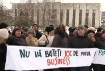 La Teleneşti 200 de mici comercianţi au protestat în faţa Fiscului
