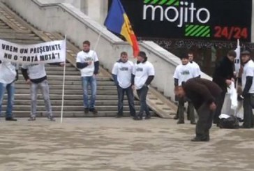 Protest al tinerilor la Chişinău împotriva clasei politice VIDEO
