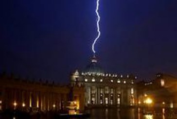 Germania: Un teren de fotbal a fost lovit de fulger, 35 de raniti, dintre care 3 in stare grava/ Franta: 11 persoane, intre care 8 copii, lovite de fulger intr-un parc din Paris