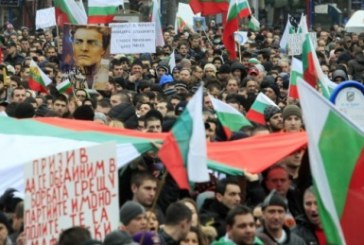 Bulgaria: Zeci de mii de protestatari au iesit din nou pe strazi impotriva coruptiei si saraciei