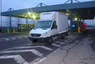 Un moldovean a a fost reţinut la frontiera româno-moldovenească conducând o camionetă furată în Italia