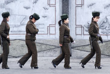RÂS ŞI PLÂNS: Istericale şi tocuri înalte soldăteşti nord-coreene FOTO/VIDEO