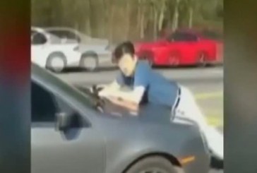 INCREDIBIL: O femeie a mers trei kilometri cu un bărbat pe capota maşinii VIDEO
