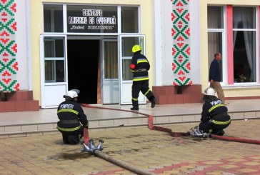 ‘Incendiu’ la Centrul de Cultură din Orhei!  Zeci de pompieri şi patru autospeciale luptă cu pălălaia FOTO