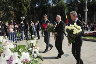Conducerea ţării a depus flori la monumentul lui Ştefan cel Mare cu ocazia Zilei Limbii Române