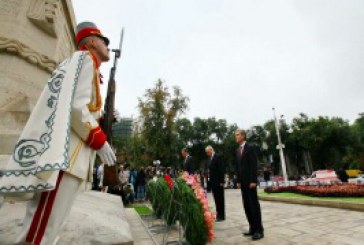 Oficialii au depus flori la Monumentul lui Ştefan cel Mare şi Sfînt cu ocazia Zilei Independenţei