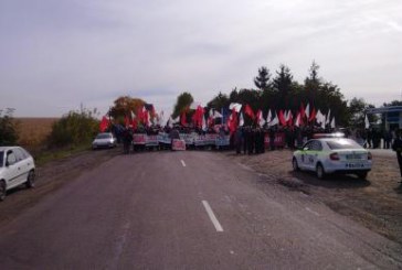 Comuniştii au  blocat drumuri în ţară
