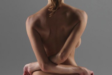 11 poziţii de yoga NUD seducătoare FOTO
