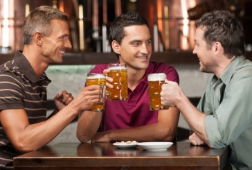 A merge la bar pentru a bea împreună cu prietenii este benefic pentru sănătatea mentală a bărbaţilor