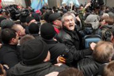 Luptele s-au mutat in  Crimeea: pro-ruşii şi opozanţii se bat cu pietre şi sticle