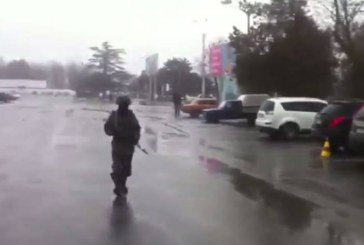 Persoane înarmate au ocupat aeroportul de la Simferopol din Crimeea