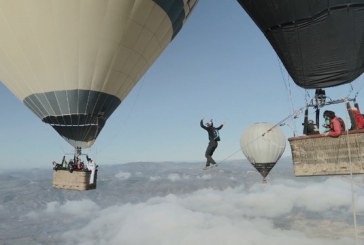 Cel mai „nebunesc” sport extrem este practicat deasupra norilor: mersul pe sârmă între două baloane! VIDEO