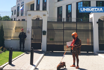 Matasaru cu un PORC bicolor, ca şi cunoscuta panglică rusească,  a făcut paradă  în fața Ambasadei Ruse/VIDEO
