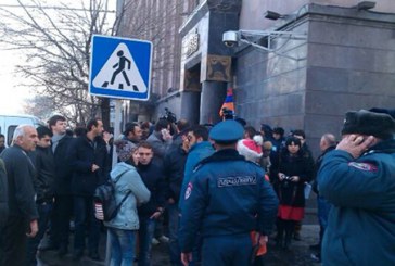 SUTE de OAMENI de oameni au participat la înmormântarea familiei UCISE  de un MILITAR RUS
