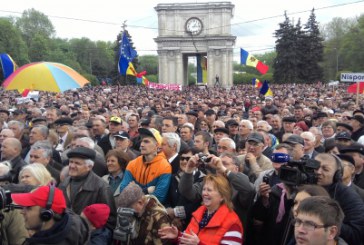 Zeci de mii de moldoveni protestează la Chişinău