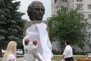 Astăzi la Orhei a fost inaugurat oficial monumentul lui Mihai Eminescu FOTO