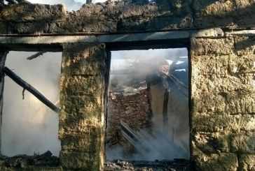 Incendiul a pârjolit o casă din satul Tabăra. Au rămas doar pereţii FOTO