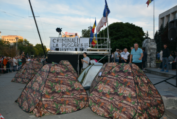 Organizatorii protestului „DA” au instalat câteva zeci de corturi în Piața Marii Adunări Naționale