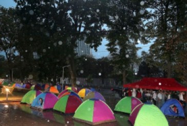 Socialiștii au instalat un orășel de corturi în centrul capitalei