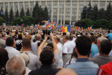 Președintele Timofti, premierul Streleț și președintele Parlamentului invitați să vină să discute cu protestarii în centrul Chișinăului