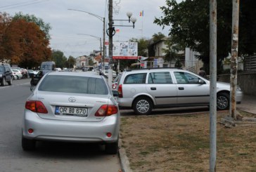 AMENZI împărţite pentru maşinile PARCATE neregulamentar în centrul Orheiului FOTO