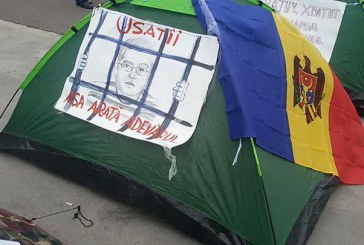 Un grup de tineri a instalat câteva corturi în fața primăriei de la Bălți