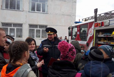 Pompierii din Orhei în vizită la elevii din Mitoc FOTO