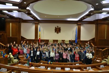 Mai mulţi copii din raionul Orhei au vizitat Parlamentul FOTO