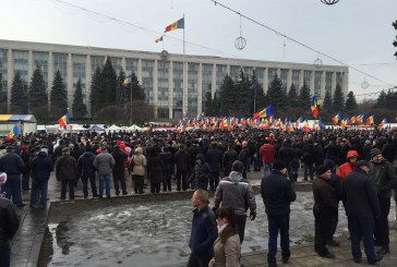 Zeci de mii de persoane au participat sâmbătă la proteste separate organizate în centrul orașului Chișinău