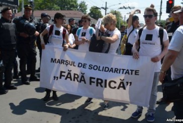 Participanții la marșul LGBT „Fără frică” de la Chișinău au fost atacați de preoți, enoriași și alți manifestanți anti-gay