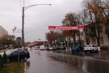 Ce spun Primăria, Poliţia şi Consiliul Electoral Raional despre bannerele NOU apărute în centrul Orheiului