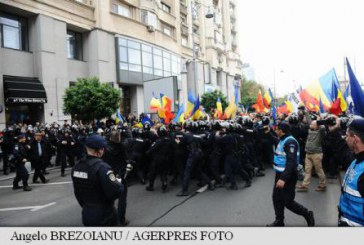 Incidente la marşul unioniştilor din Piaţa Victoriei. Cinci tineri din Republica Moldova au fost amendaţi, ministrul de Interne cere raport