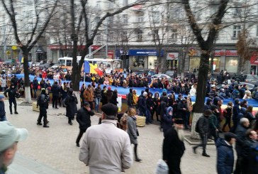 La Chișinău sute de persoane protestează contra rezultatului alegerilor 