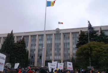 La Chișinău a avut loc un protest i față de victoria politicianului pro-rus Igor Dodon la recentele alegeri prezidențiale FOTO