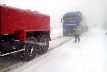 A fost oprită circulaţia autocamioanelor pe mai multe trasee