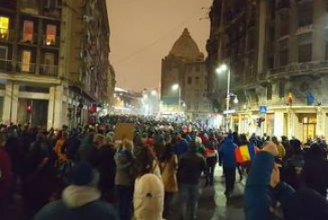 În Piața Victoriei din București au continuat marți seara protestele anti-guvernamentale