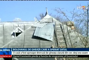 Un bolovan de gheață a căzut din senin, pe o casă din Vâlcea, România. Meteorologii spun că poate fi desprins dintr-o cometă