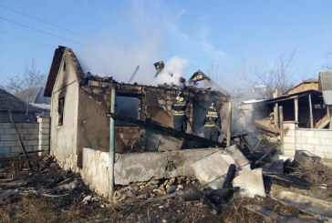 Un bărbat din comuna Cucuruzeni a murit într-un  incendiu care i-a devastat locuinţa FOTO