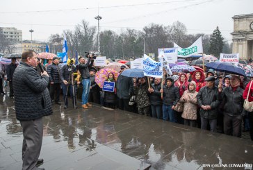 Angajații de la CFM au protestat pe ploaie