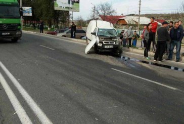 Accident grav la  Peresecina. Un microbuz de pe ruta Orhei-Chișinău, izbit de două ori