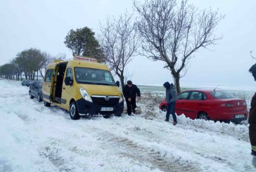 Mai ceva ca iarna: Drum inzăpezit și salvatori de la DSE Orhei, care deblochează mașini FOTO